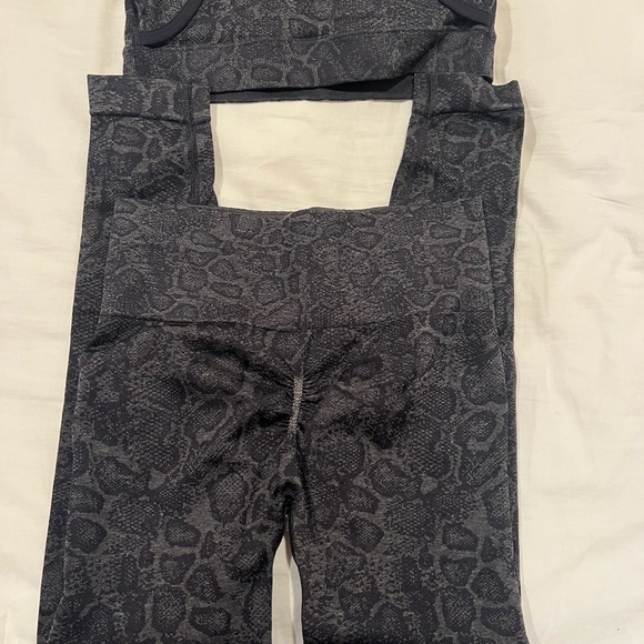 Gymshark Black/Gray Workout Set - Picture 3 of 3